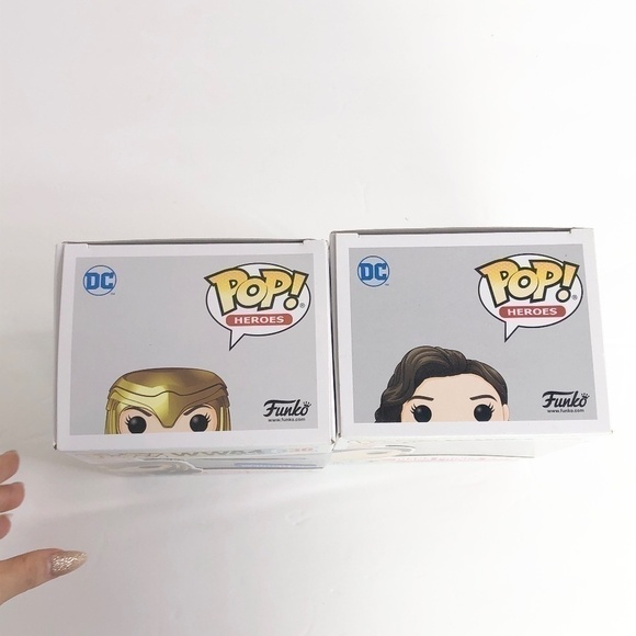 NIB Funko Pop Wonder Woman WW84 Golden Armor 330 & 325 - Picture 5 of 6